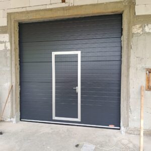 1474.15 euro Usa sectionala rezidentiala LxH 3000x2200 gri antracit RAL 7016 cu usa pietonala