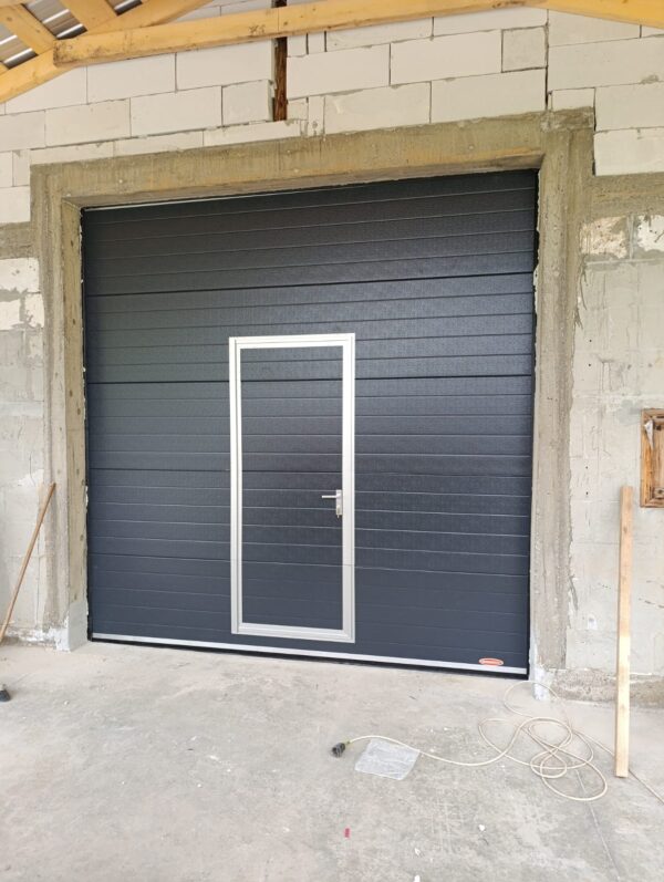 1474.15 euro Usa sectionala rezidentiala LxH 3000x2200 gri antracit RAL 7016 cu usa pietonala