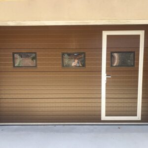 1420 euro - Usa sectionala rezidentiala maro 3000x2200 cu usa pietonala si 3 ferestre