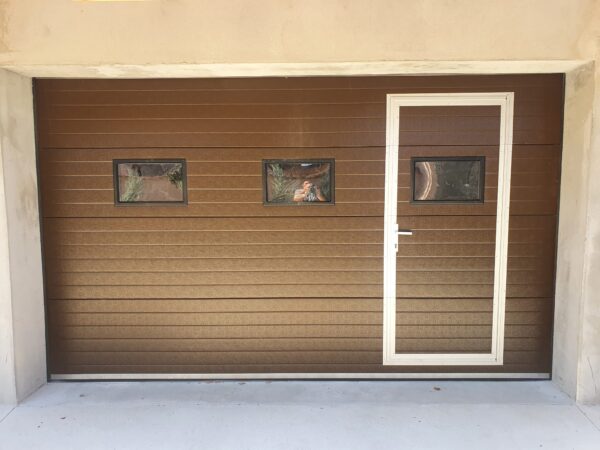 1420 euro - Usa sectionala rezidentiala maro 3000x2200 cu usa pietonala si 3 ferestre